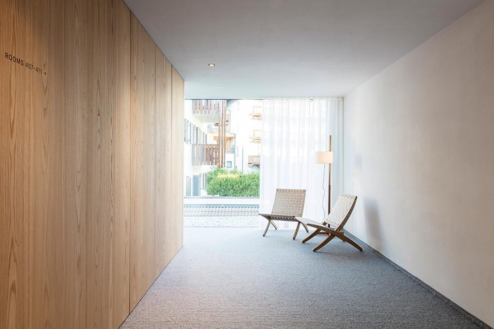 Umbau und Neugestaltung Hotel Schgaguler in Kastelruth (2018), schgaguler.com
Architekten: Peter Pichler Architecture, Mailand, peterpichler.eu
Innenarchitektur: Peter Pichler Architecture und Martin Schgaguler
Bauherr: Hotel Schgaguler
Standort: Dolomitenstraße 2, 39040 Kastelruth (IT)