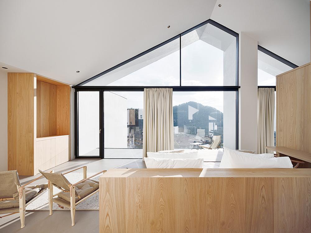 Umbau und Neugestaltung Hotel Schgaguler in Kastelruth (2018), schgaguler.com
Architekten: Peter Pichler Architecture, Mailand, peterpichler.eu
Innenarchitektur: Peter Pichler Architecture und Martin Schgaguler
Bauherr: Hotel Schgaguler
Standort: Dolomitenstraße 2, 39040 Kastelruth (IT)