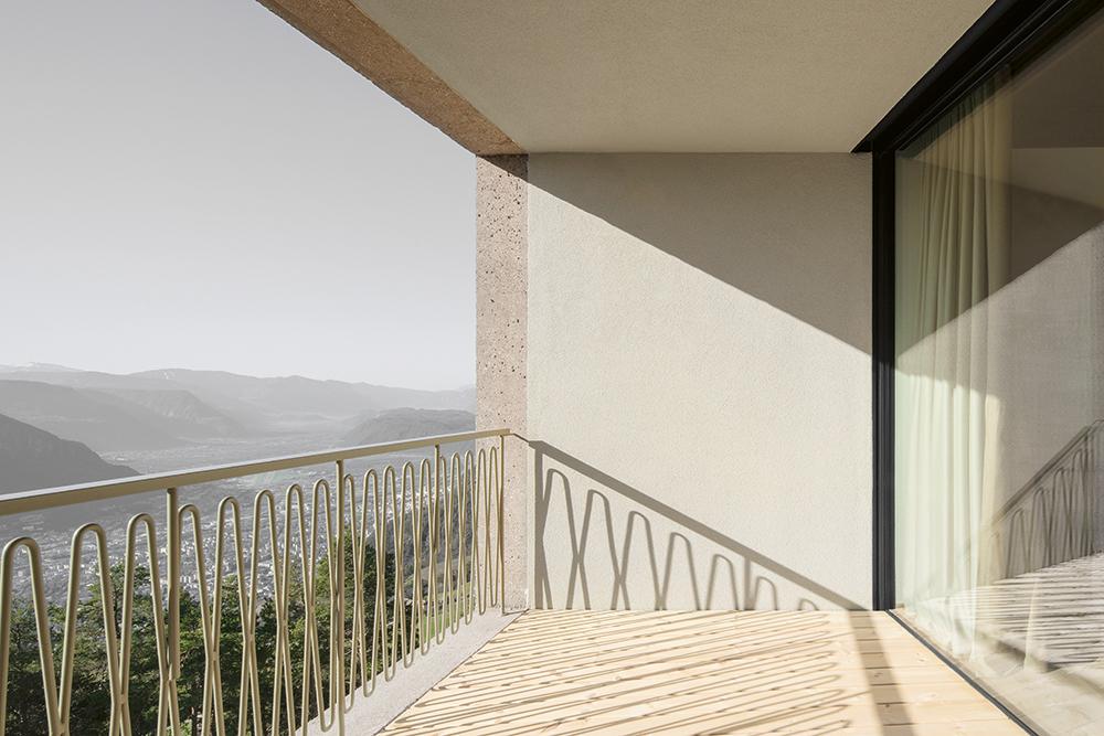 Umbau und Erweiterung Hotel Belvedere in Jenesien (2019)
Architekten: bergmeisterwolf, Brixen bergmeisterwolf.it
Bauherr: Hotel Belvedere / Hans Leonhardy und Renate Winkler
Standort: Pichl 15, 39050 Jenesien (IT)