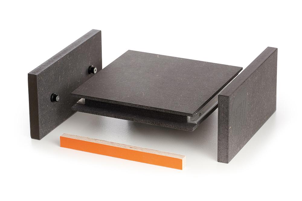 Bestandteile des Regalsystems: Seitenteile mit Keilhülsen, Boden mit Aluminiumschienen, farbige Ader