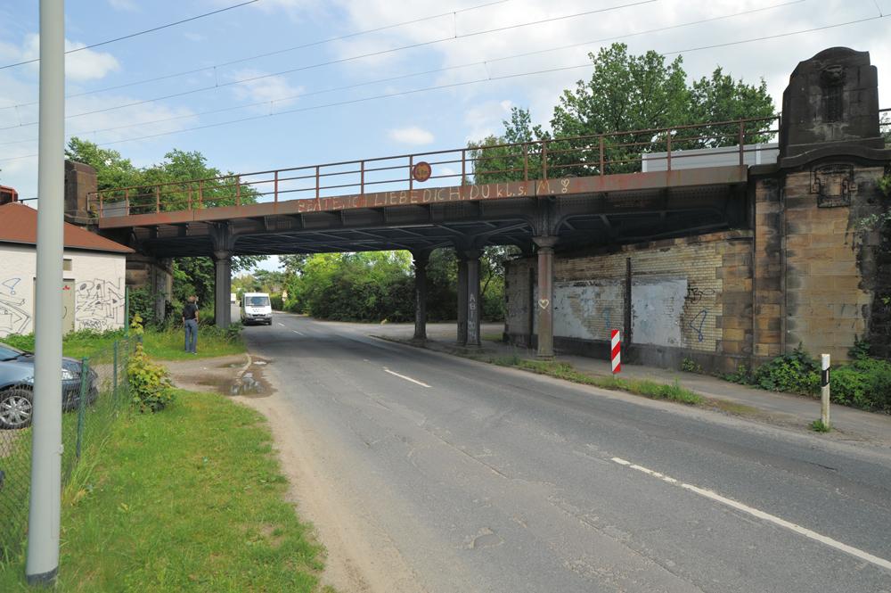 Der Ersatzneubau der Eisenbahnbrücke Lange-Feld-Straße, Hannover, ist ein neuer Brückentyp für die Deutsche Bahn: Der extrem schiefwinklige Stahltrogüberbau wurde monolithisch mit dem Widerlager verbunden, um bei der Stützweite die Konstruktionshöhe zu optimieren und komplizierte Lager mit Zugverankerungen zu vermeiden.