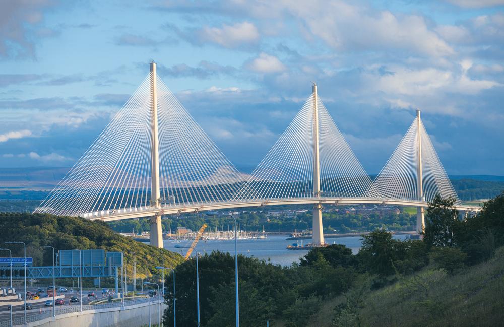 Queensferry Crossing bei Edinburgh / Schottland: Hier führt der Ausfall eines Hängers nicht zum Kollaps des Bauwerkes. Moderne Schrägseilbrücken haben durch eine hohe Anzahl von Spannkabeln
des Brückendecks erheblich höhere systembedingte Redundanzen als beispielsweise die Morandi-Brücke.