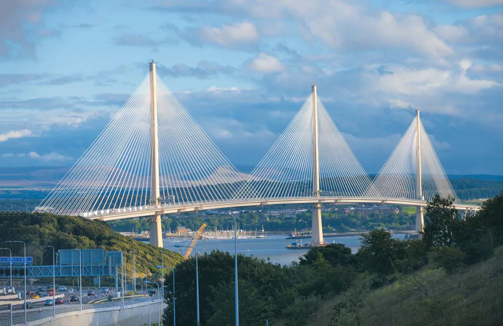 Queensferry Crossing bei Edinburgh / Schottland: Hier führt der Ausfall eines Hängers nicht zum Kollaps des Bauwerkes. Moderne Schrägseilbrücken haben durch eine hohe Anzahl von Spannkabeln
des Brückendecks erheblich höhere systembedingte Redundanzen als beispielsweise die Morandi-Brücke.