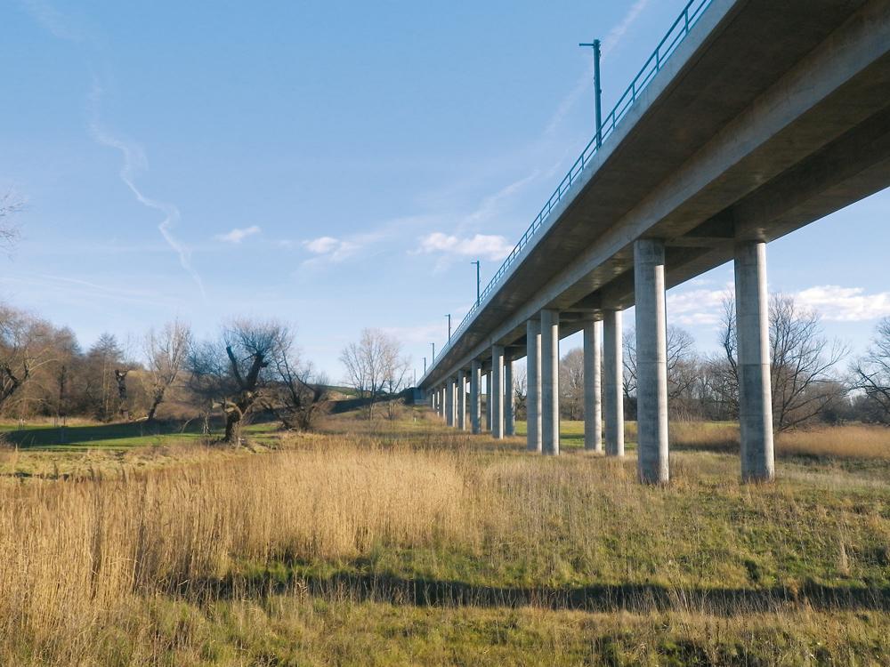 Die Stöbnitztalbrücke ist eine weitere der integralen und semiintegralen Talbrücken des VDE-8-Projektes der Deutschen Bahn.