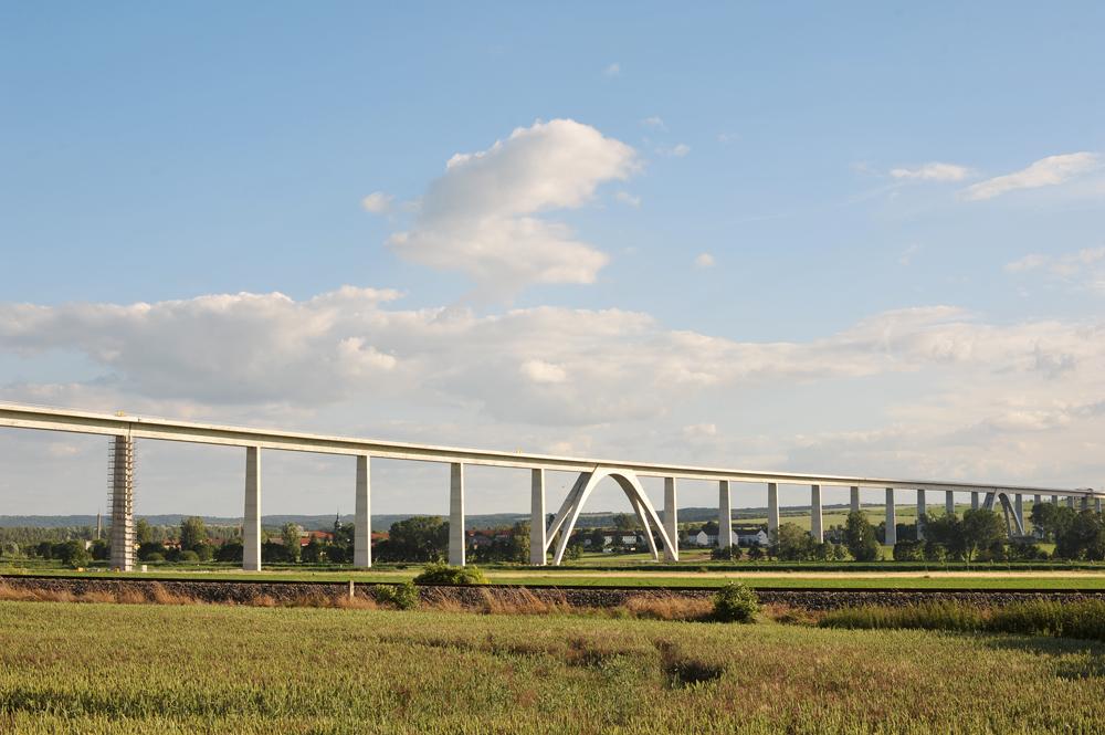 Die Unstruttalbrücke mit einem von vier Sprengwerkbögen mit je 116 m Stützweite ist eine weitere der integralen und semiintegralen Talbrücken des VDE-8-Projektes der Deutschen Bahn.