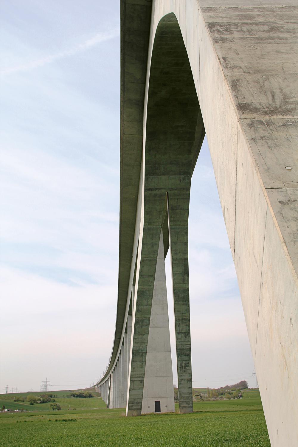 Die Unstruttalbrücke mit einem von vier Sprengwerkbögen mit je 116 m Stützweite ist eine weitere der integralen und semiintegralen Talbrücken des VDE-8-Projektes der Deutschen Bahn.