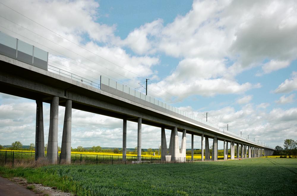 Neue Generation des Brückenbaus und Preisträger des Deutschen Brückenbaupreises 2012 und 2014: Gänsebachtal- und Scherkondetalbrücke gehören zu den ersten großen integralen und semiintegralen Talbrücken im Hochgeschwindigkeitsnetz der Deutschen Bahn.