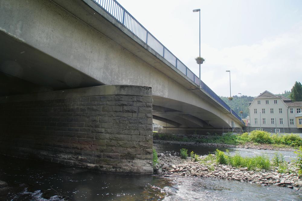 Bauwerk aus den 1950er Jahren: Die Stennertbrücke über die Lenne in Hagen war eine der ersten Freivorbaubrücken in Deutschland. Ihr Bauzustand ist gut. Sie soll viele Jahrzehnte weitergenutzt werden. Der rechnerische Nachweis des Ankündigungsverhaltens bei möglichen Spannstahlbrüchen konnte jedoch nicht erbracht werden.