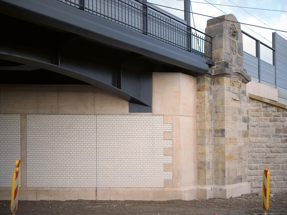 Der Ersatzneubau der Eisenbahnbrücke Lange-Feld-Straße, Hannover, ist ein neuer Brückentyp für die Deutsche Bahn: Der extrem schiefwinklige Stahltrogüberbau wurde monolithisch mit dem Widerlager verbunden, um bei der Stützweite die Konstruktionshöhe zu optimieren und komplizierte Lager mit Zugverankerungen zu vermeiden.