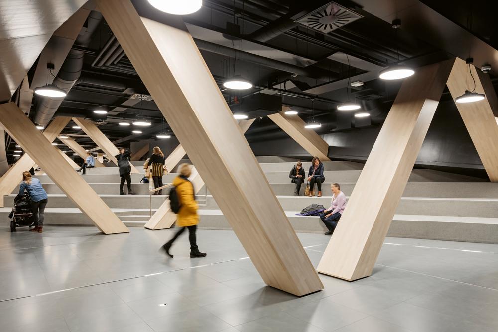 holzverkleidete Diagonalen der Fachwerkträger im Obergeschoss