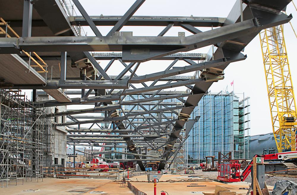 truss girders before the erection of the cantilever