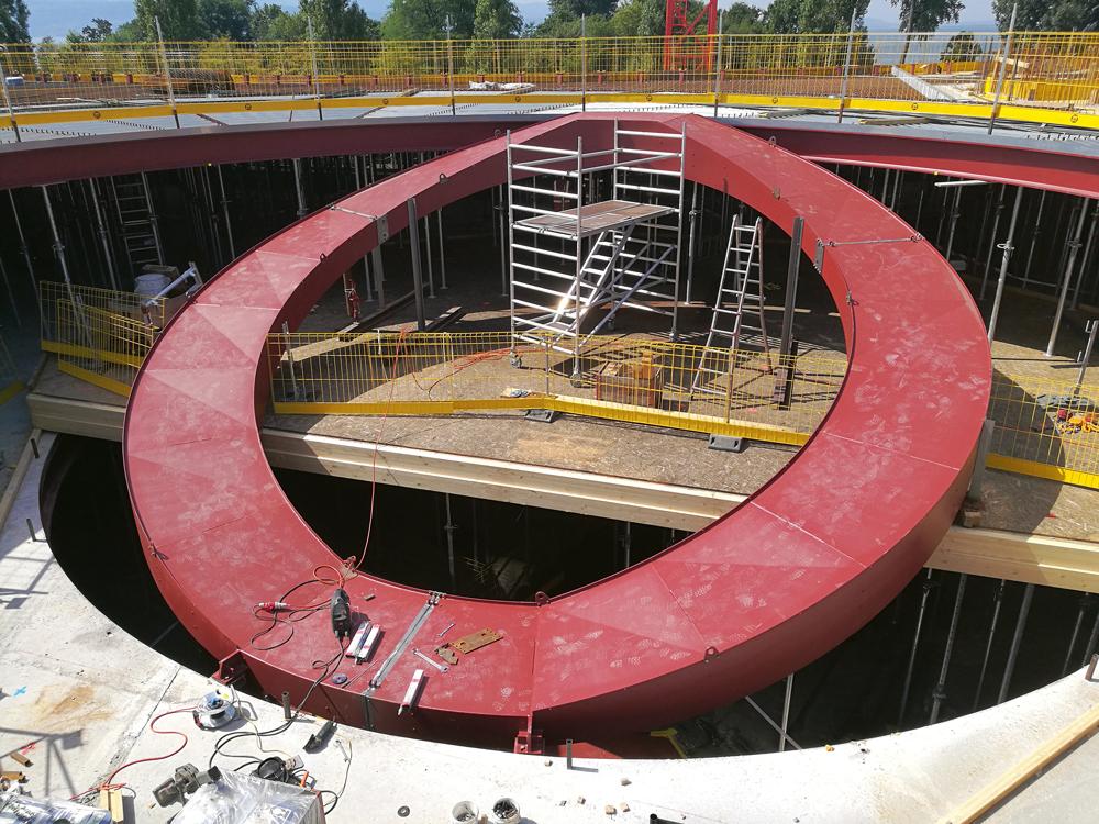 Ringförmige Treppen verbinden die fünf Geschosse. Beim Blick ins Atrium ergibt sich eine optische Durchdringung analog zu den olympischen Ringen.
