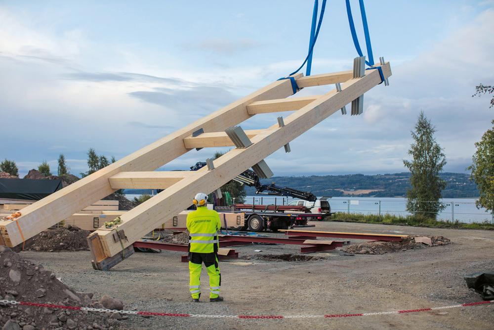 Das Gebäude wurde in vier- bis fünfgeschossigen Abschnitten errichtet. Für jeden Abschnitt wurden die jeweiligen Stützen und Träger auf der Baustelle zu leiterartigen Rahmen vormontiert.