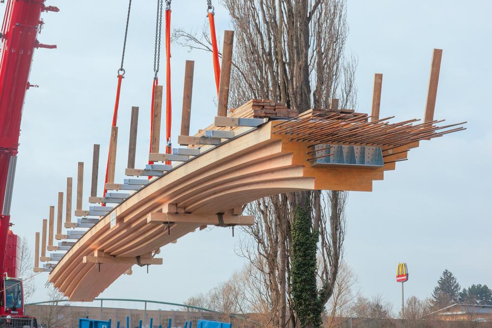 Der vorgefertigte Überbau wurde zum Einbauort transportiert und mit einem Mobilkran eingehoben.