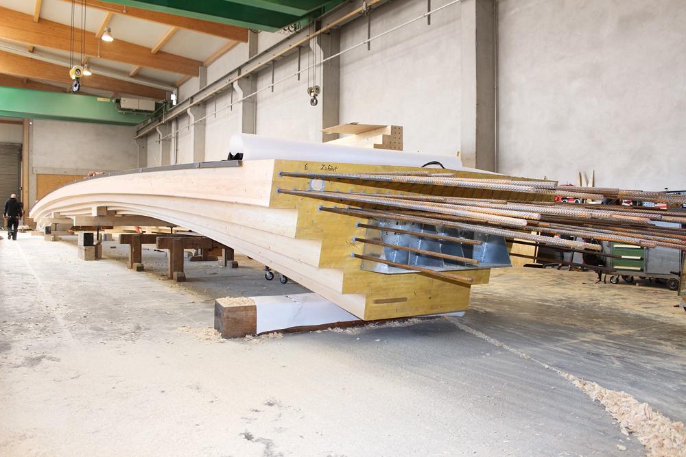 78 Betonrippenstähle werden bis zu 1,2 m tief in den Träger eingeklebt.