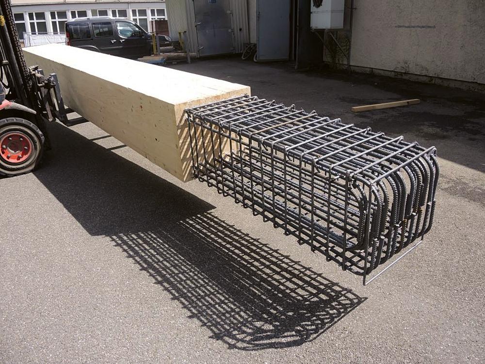Herstellung eines Prüfkörpers aus Brettschichtholz und Stahlbeton
