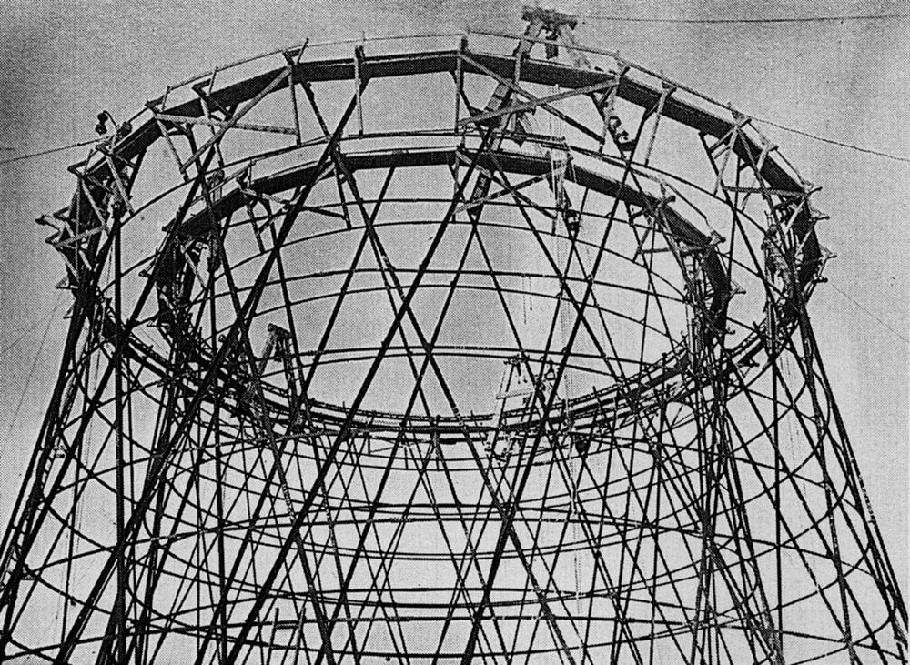 Aufbau eines der beiden, über 130 m hohen NiGRES-Türme im Teleskop-Verfahren (Fertigstellung 1929)