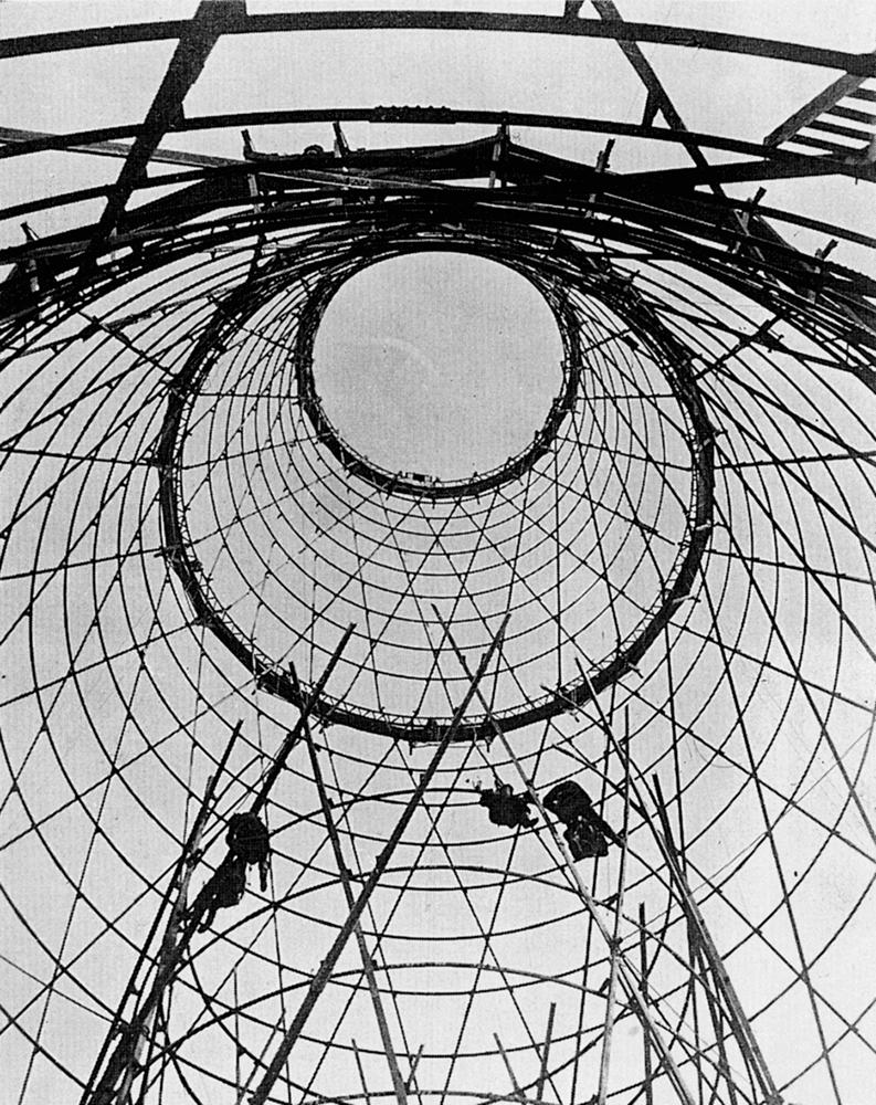 Aufbau eines der beiden, über 130 m hohen NiGRES-Türme im Teleskop-Verfahren (Fertigstellung 1929)