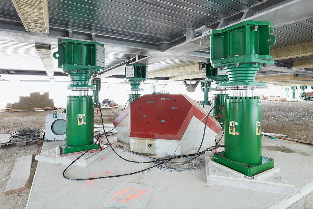 76 hydraulische Pressen hoben den Oberbau binnen einer Woche um gut 10 m in die Höhe.