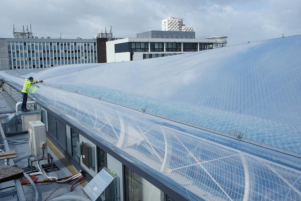 Probeflutung luftleerer ETFE-Kissen zur Ermittlung der sich im Schadensfall ansammelnden Wassermengen