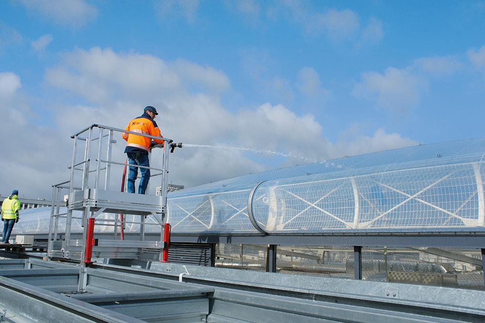Probeflutung luftleerer ETFE-Kissen zur Ermittlung der sich im Schadensfall ansammelnden Wassermengen