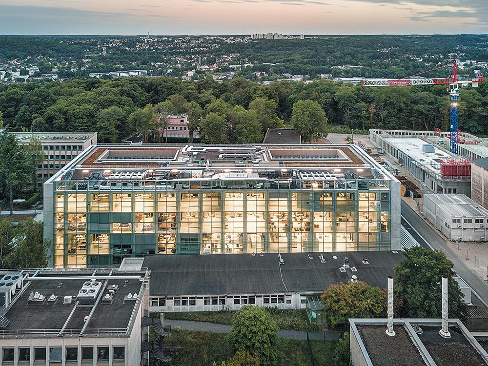 Insgesamt 170 Arbeitsplätze sind in dem quaderförmigen Gebäude untergebracht.