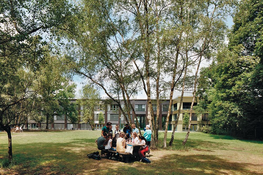 Die École CentraleSupélec von Gigon /Guyer ist wie eine Stadt im Grünen konzipiert. Die Räume sind um einen Innenhof und eine zentrale Halle gruppiert, die auch für Veranstaltungen genutzt wird.