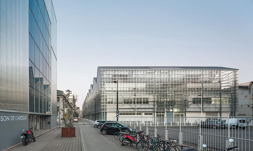 Die Nutzungen im Gebäude sind nach ihrem Öffentlichkeitsbezug gestaffelt: Am Ostende liegen der große Hörsaal und die Ausstellungsflächen, im Westen der Nebeneingang und ein Parkplatz.