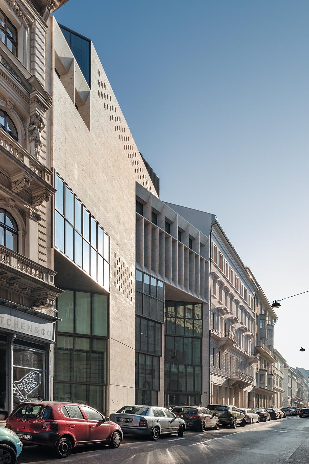 Das Eingangsgebäude mit seiner abgekanteten Fassade ist das neue Gesicht der CEU. Der Süttó-Kalkstein aus der Nähe Budapests ziert auch viele historische Fassaden.