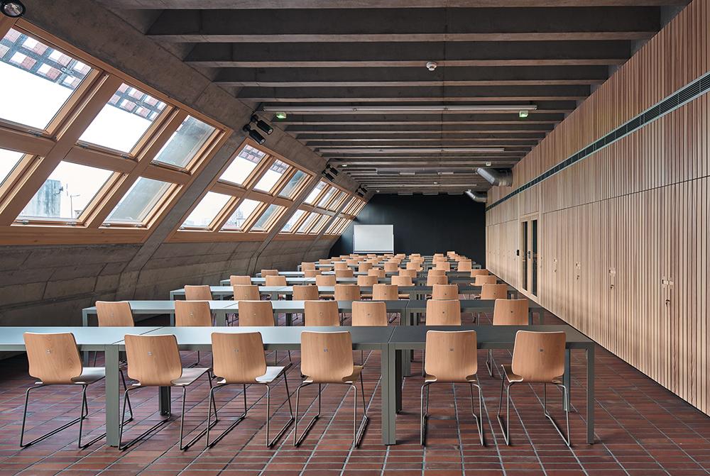 Sichtbeton und klar lackiertes Kiefernholz sind neben Keramik die maßgeblichen Materialien des Innenausbaus.