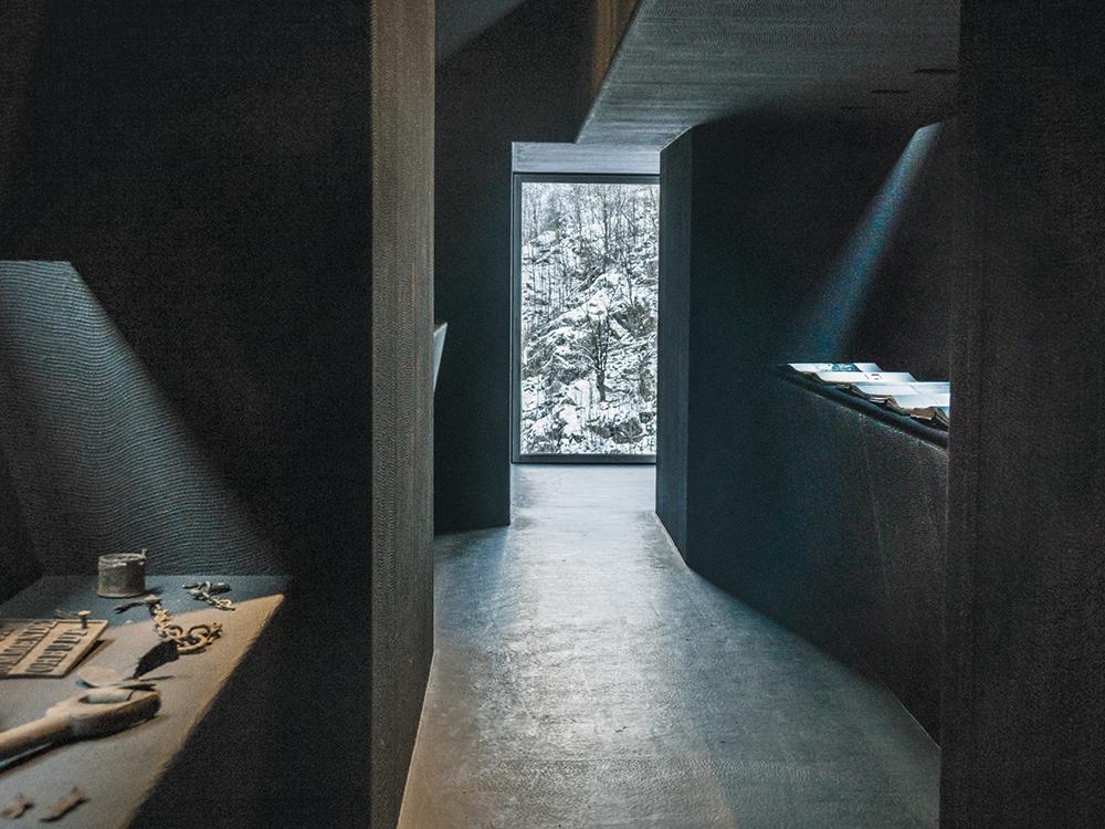 Durch die schwarze Farbe hat Peter Zumthor 2016 sein Zinkminenmuseum
Allmannajuvet im norwegischen Sauda in der Landschaft fast unsichtbar gemacht.