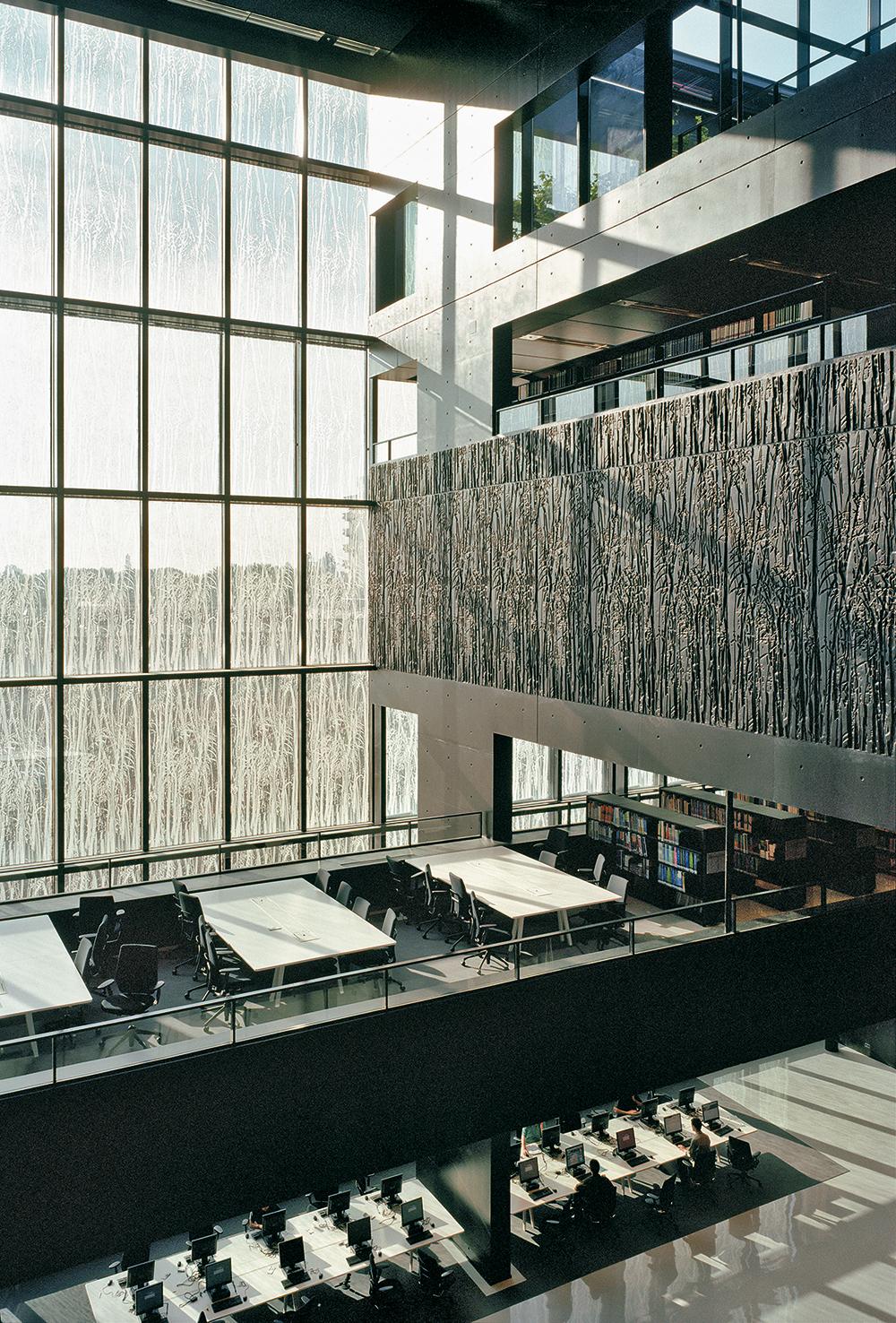 Mit den schwarz überstrichenen Oberflächen aus Sichtbeton möchte Wiel Arets bei seiner Universitätsbibliothek in Utrecht die Konzentrationsfähigkeit der Studenten erhöhen.