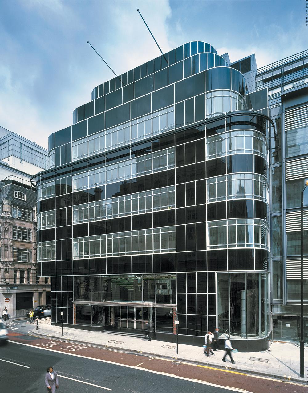 Das Verlagsgebäude der Tageszeitung Daily Express von Owen Williams und Ellis & Clarke gilt seit seiner Erbauung 1932 als Landmarke des Art Déco zwischen den sandfarbenen Natursteinfassaden der Londoner Fleet Street.