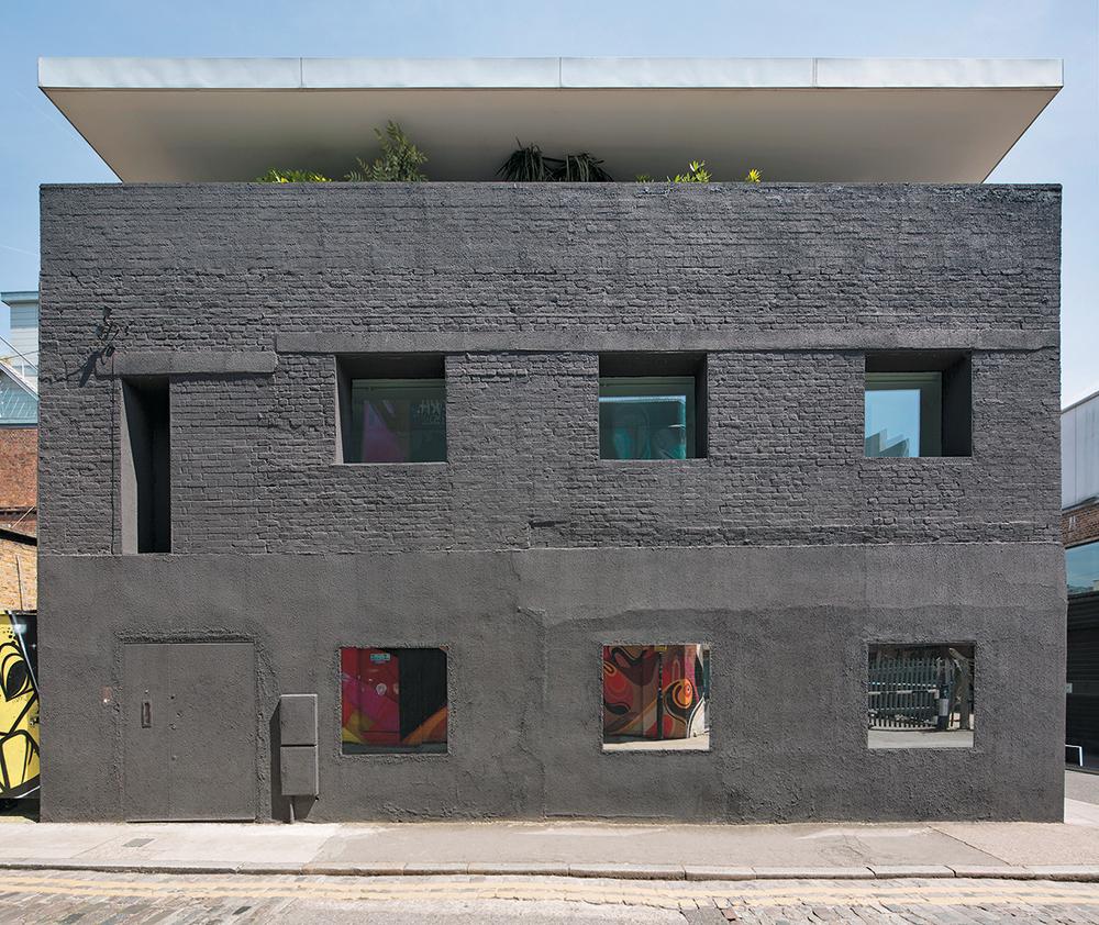 Als David Adjaye 2002 die alten Mauern im heruntergekommenen Londoner Stadtteil Shoreditch für den Umbau zu einem Galeriehaus schwarz überstreichen ließ und mit einem strahlend weißen Dachgeschoss krönte, galt das als Pioniertat. Inzwischen folgte dem Dirty House die Gentrifizierung des gesamten Viertels.