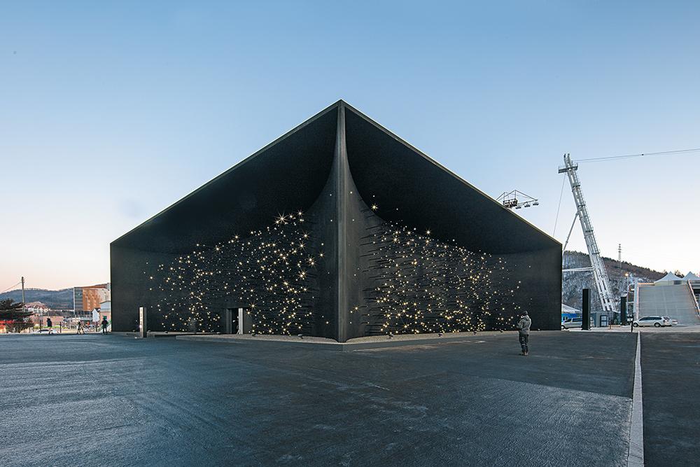 Die Substanz Vantablack gilt als das schwärzeste Schwarz der Welt. Der Architekt Asif Khan hat damit 2018 die Dreidimensionalität seines Pavillons in Pyeongchang optisch aufgelöst.