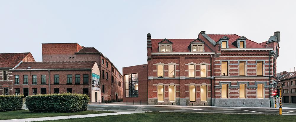 Alt und Neu ergänzen sich im Utopia-Gebäude zu einem stimmigen Ensemble, das in den Stadtraum integriert ist. Fassaden aus lokalem Ziegel greifen den Farbton der Umgebung auf.