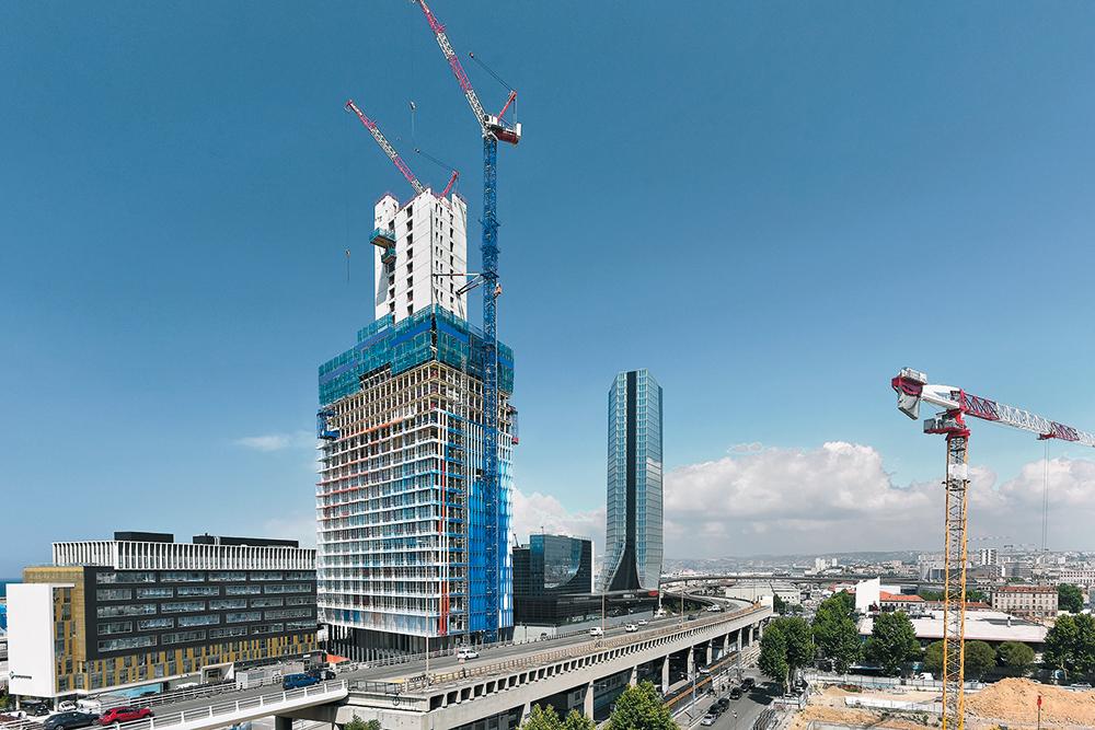 Der Kern wurde mit einer selbstkletternden Schalung betoniert. Pro Woche konnte ohne Kran und ohne Gerüst ein Geschoss fertiggestellt werden. Im Hintergrund ist der Turm von Zaha Hadid Architects sichtbar.