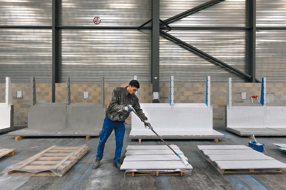 Die weiße Grundierung schafft einen hellen Untergrund wie das Papier bei einer Skizze. Bis zu sechs verschiedene Farbtöne aus Zweikomponenten-Acrylfarbe wurden auf ein einziges Fertigteil aufgebracht.