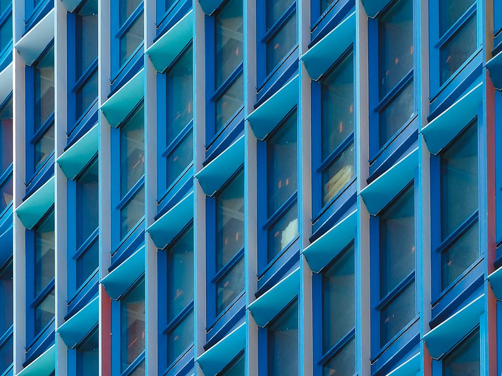 Die Ost- und die Nordfassade werden durch tiefe Vertikallamellen aus faserbewehrtem Ultrahochfestem Beton UHPC gegen Streiflicht verschattet. Wegen der unterschiedlichen Einstrahlungsrichtung sind die Brise Soleil spiegelverkehrt ausgebildet.