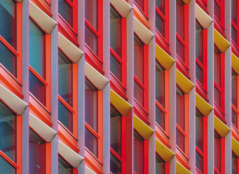 Die Ost- und die Nordfassade werden durch tiefe Vertikallamellen aus faserbewehrtem Ultrahochfestem Beton UHPC gegen Streiflicht verschattet. Wegen der unterschiedlichen Einstrahlungsrichtung sind die Brise Soleil spiegelverkehrt ausgebildet.