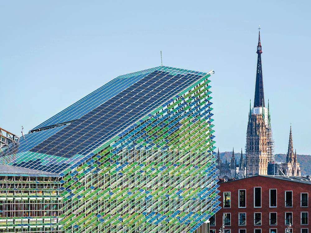 Die neue Kommunalverwaltung steht in direkter Sichtbeziehung zur gotischen Kathe-drale Notre-Dame, dem Wahrzeichen von Rouen.