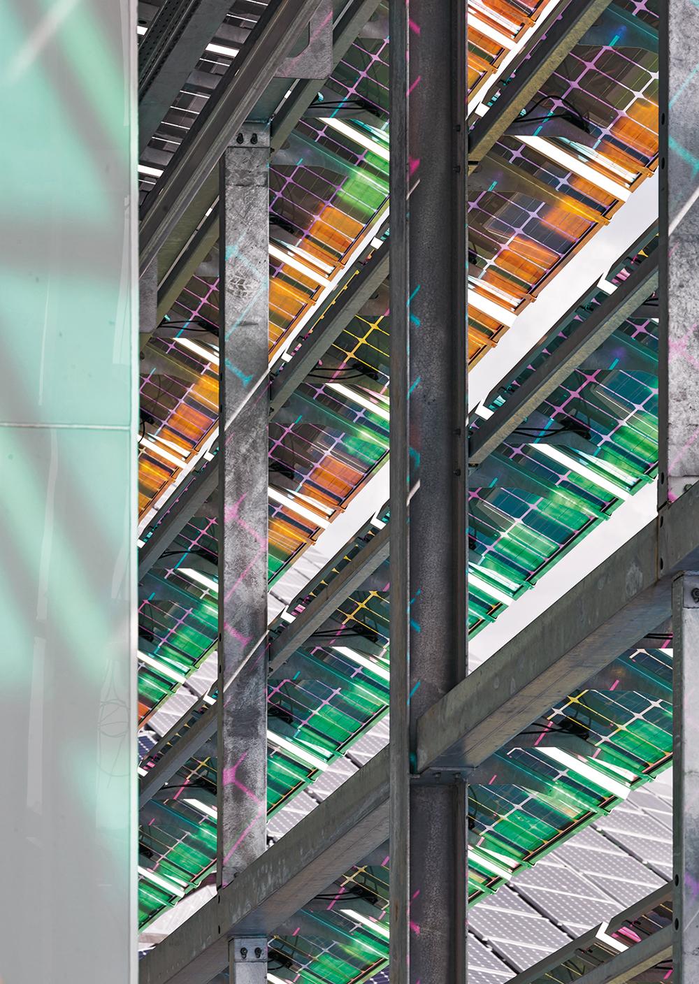 Auf dem Dach und in den 30°-geneigten Glaslamellen an der südlichen Fassade wurden Photovoltaikmodule integriert. Die kristalline Zellenstruktur unterstützt dabei den vielschichtigen
visuellen Effekt und trägt zu einer ausgeglichenen Energiebilanz des Gebäudes bei.
