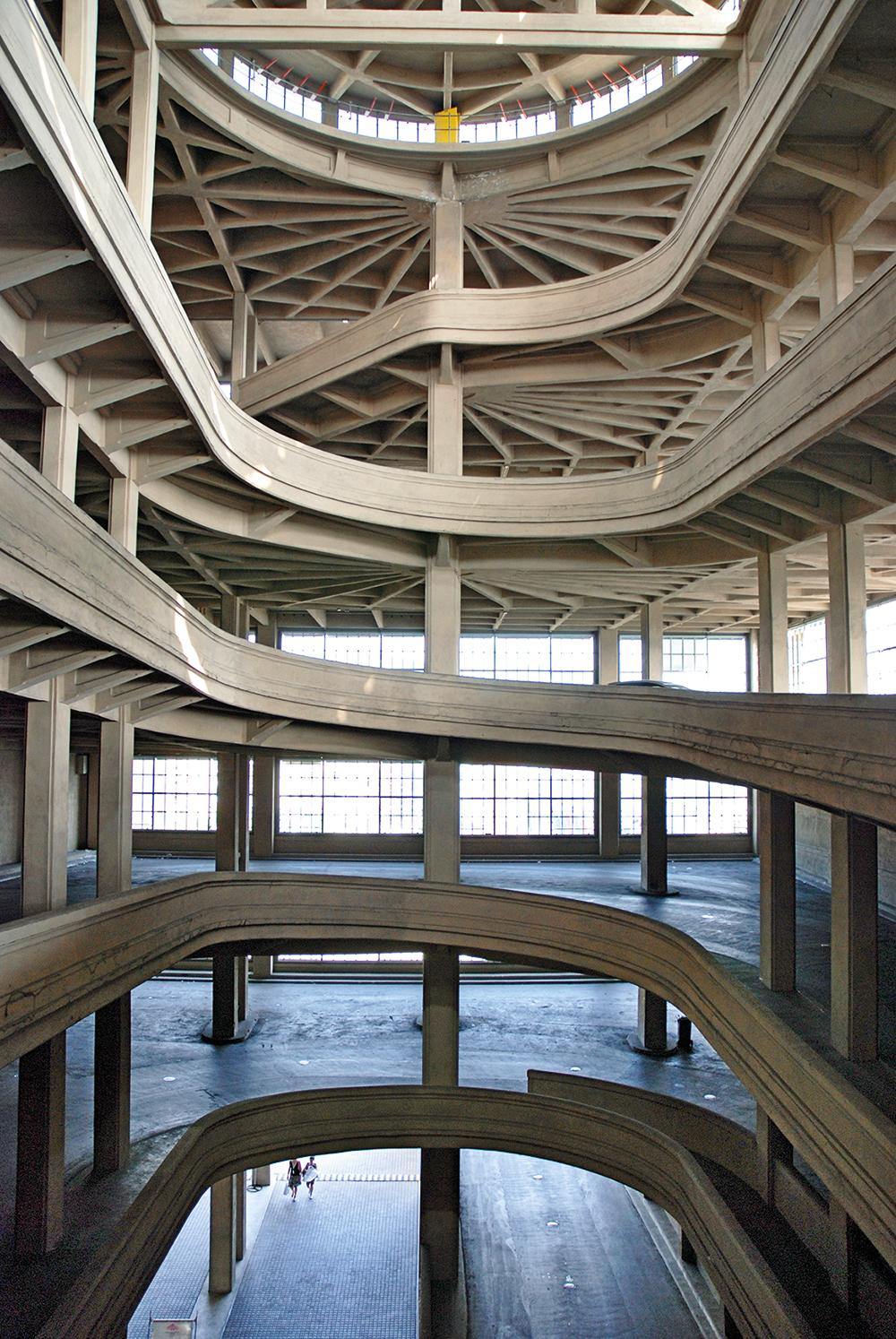 Raumgreifende Rampen aus sieben Jahrzehnten: Lingotto-Fabrik in Turin von Giovanni Mattè-Trucco (1922)