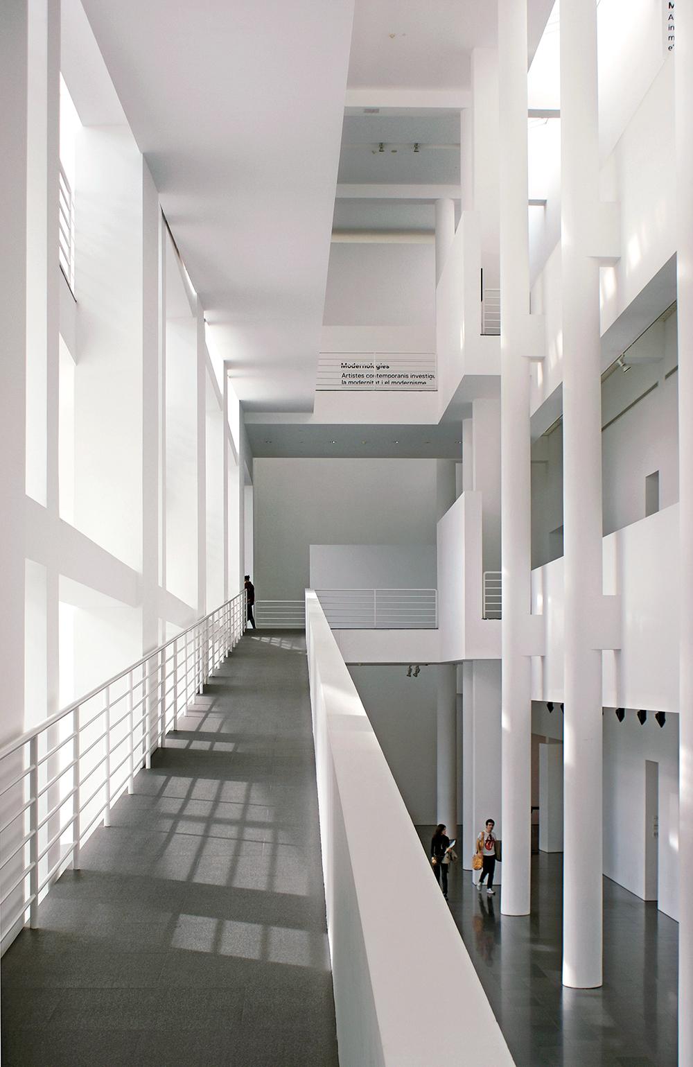 Raumgreifende Rampen aus sieben Jahrzehnten: Museum Macba in Barcelona von Richard Meier (1995)