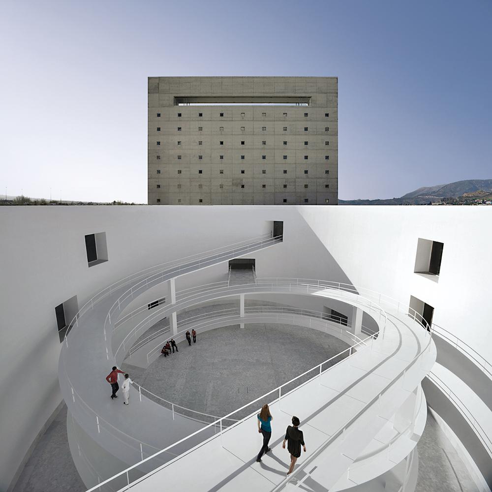 Anleihen bei Lubetkins Pinguin-Rampe nahm Alberto Campo Baeza beim Entwurf des Regionalmuseums in Granada (2010). Die Doppelhelix verbindet die drei Museumsebenen miteinander.