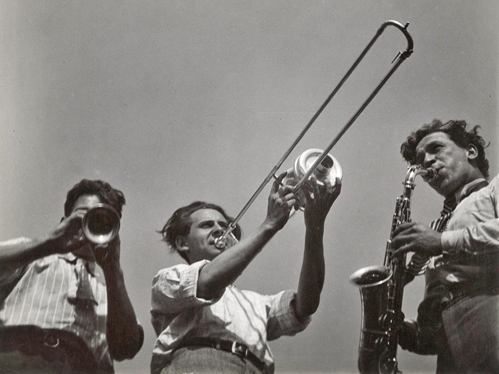 Wenn Leben und Kunst zu einer Einheit werden: Blechbläser der Bauhauskapelle, fotografiert von Theodore Lux Feininger, Dessau 1929.