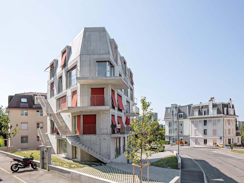 Three exterior staircases provide access to seven of altogether eight residential units. An elevator offers additional access and is located in the building centre.