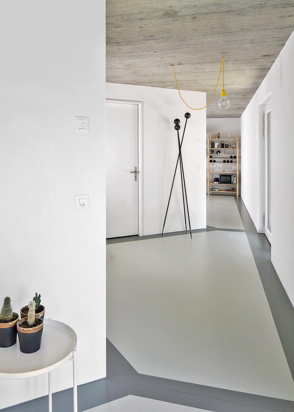 Die Architekten platzierten orthogonale Kuben mit den Schlafräumen in den dreieckigen Grundrissen. Wohn- und Essbereiche umfließen die Einbauten zickzackförmig entlang der Fassade.