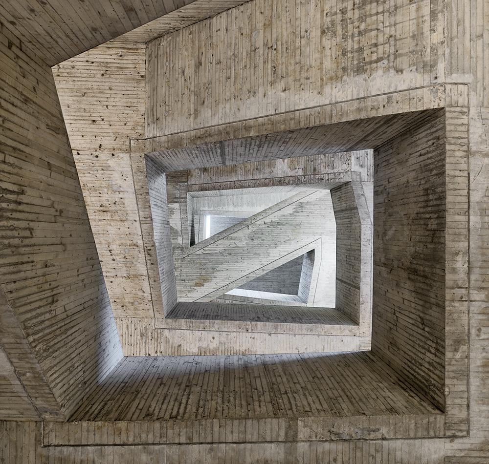 Das Schloss wurde um 1500 als Residenz des Kurfürsten von Sachsen errichtet. Die Wendeltreppen im Hof stammen aus dieser Zeit, zwei neue Treppenhäuser ergänzen nun die Anlage.