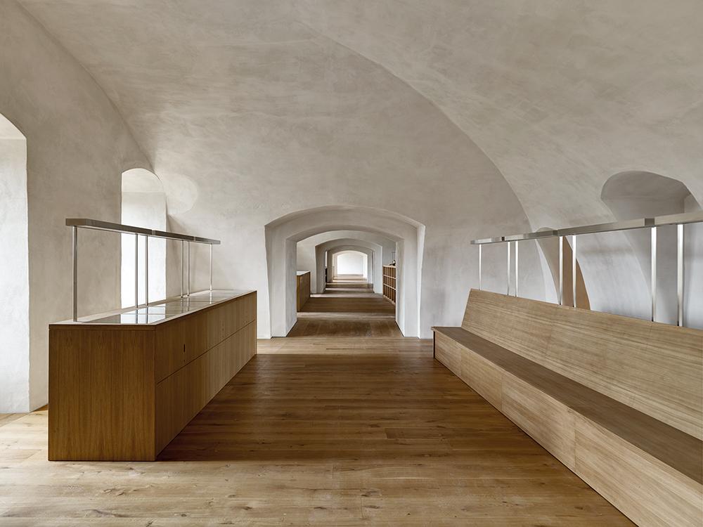 Die Enfiladen, Holzbalkendecken und das Ziegelgewölbe in den Ausstellungsbereichen und der Bibliothek stammen aus der Zeit der Kasernennutzung.